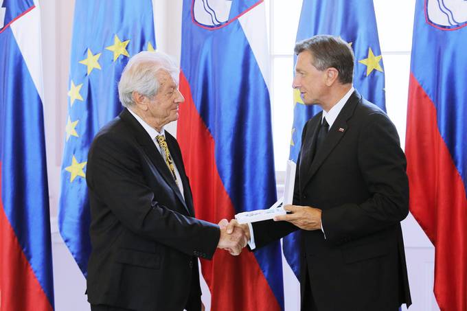 Predsednik republike Borut Pahor je vročil državno odlikovanje srebrni red za zasluge dr. Vinku Dolencu